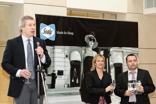 Посланикът на Америка с презентация за матраци